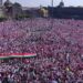 Decenas de miles cantan el himno nacional en el Zócalo