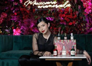 Presenta Ángela Aguilar su línea de perfumes