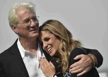Festeja Richard Gere cumple de su esposa tras neumonía