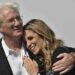 Festeja Richard Gere cumple de su esposa tras neumonía