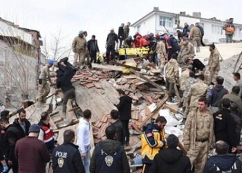 Gran réplica: derrumba sismo de 5.6 más edificios en Turquía 