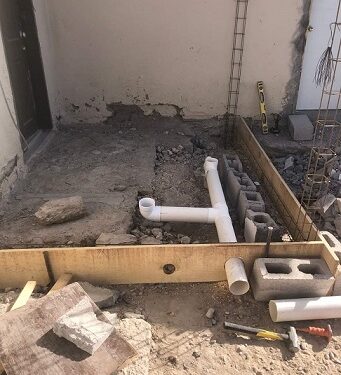 Apoya Andrés Ramos con la construcción de baño a familia necesitada