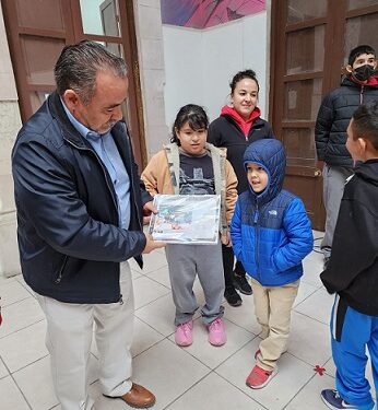 Visitan los alumnos del CAM. al presidente y le entregan un reconocimiento por el apoyo que el edil municipal les brinda cada año