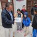 Visitan los alumnos del CAM. al presidente y le entregan un reconocimiento por el apoyo que el edil municipal les brinda cada año