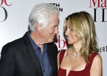 Richard Gere está mucho mejor, asegura su esposa Alejandra