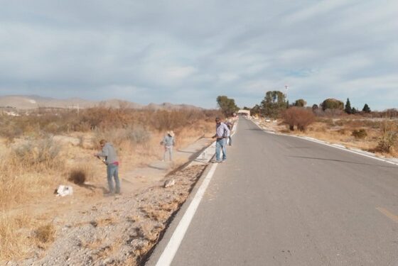 Retira ecología basura en la carretera de entrada Ocampo-Cuatro Ciénegas