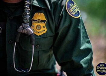 Fincan cargos a dos venezolanos por atacar a agente de Border Patrol