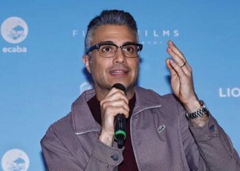 Critican a Jaime Camil por cantar el himno de Estados Unidos