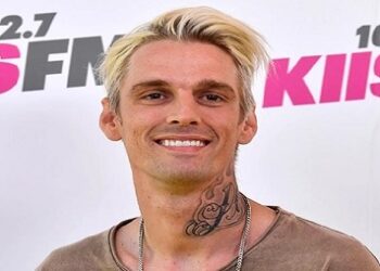 Madre de Aaron Carter reveló fotografías del baño donde lo encontraron