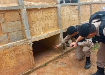 Rescatan a mujer que habían enterrado viva en un cementerio