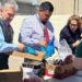 Reparten alimentos a quienes menos tienen