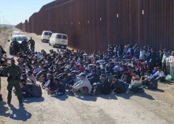 Detuvieron cerca de 500 migrantes en Arizona; caminaron maratón en EU