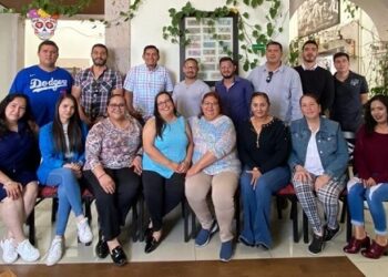 «Va por todos” otorga primeras becas a trabajadores de la educación