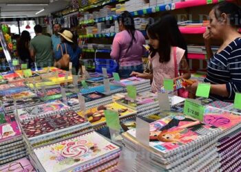Galería: Realizan compras de útiles a último momento