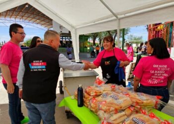 Lleva Ismael Pérez Pavía juguetes y dulces a niñas y niños de Guadalupe Distrito Bravos