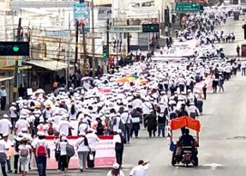 Marchan cientos de maestros, exigen mejora a Pensiones