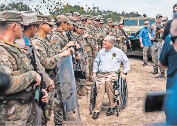 Visita Abbott la ‘zona cero’ de la inmigración