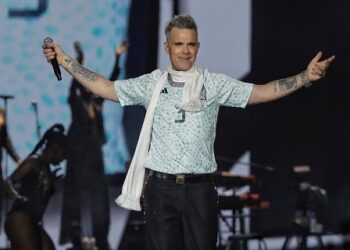Viaja Robbie Williams a la nostalgia en el Tecate Emblema