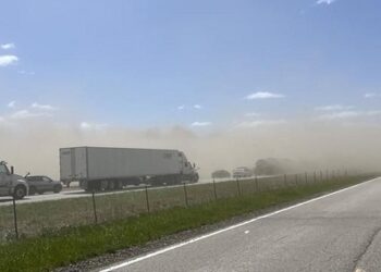 Mueren al menos seis en choque por tormenta de polvo en EU