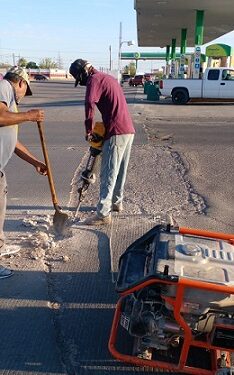 Siguen trabajos de bacheo en calles y avenidas de Ojinaga