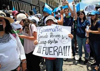 En protesta pacífica, guatemaltecos demandan respetar la democracia