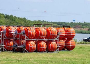 Cómo es el “muro flotante” hecho de boyas con púas que Texas está instalando en el Río Bravo para evitar el paso de migrantes de México a EE.UU.