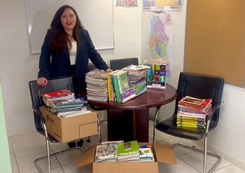 Dona Geo Zapata más de 350 libros de texto para la educación estatal e invita a seguir donando