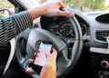 ¡No lo hagas! Al usar tu celular mientras conduces elevas el riesgo de sufrir un accidente