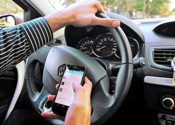 ¡No lo hagas! Al usar tu celular mientras conduces elevas el riesgo de sufrir un accidente