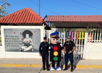 Realiza policía vial trabajo de repintado de cruces peatonales de escuelas locales