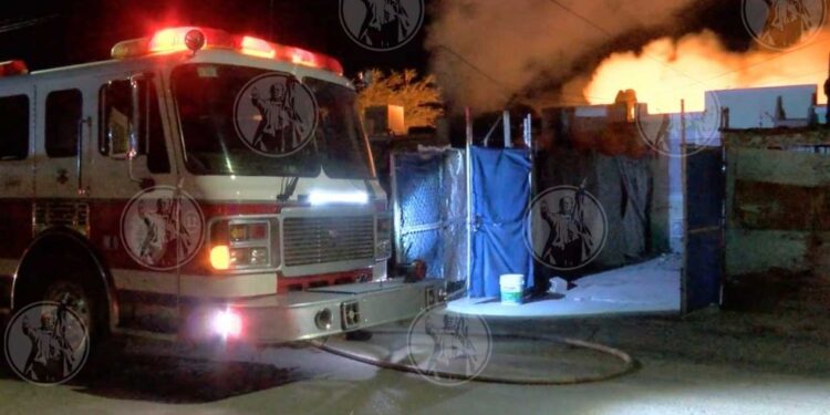 Cigarro provoca incendio y arrasa con vivienda