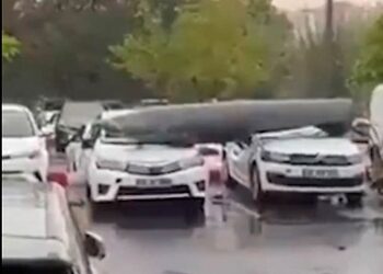 Parte de un caza F-4 cae sobre coches en Turquía