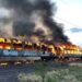 Arden vagones del tren por ¡tercera vez! en la Industrias