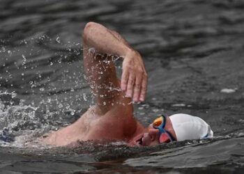 Recorre británico 500 kilómetros del río Hudson en EU