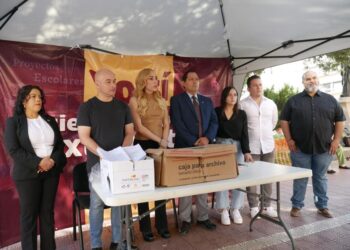Con 100 mil firmas acuden a Palacio de Gobierno y piden a la gobernadora entreguen libros de texto