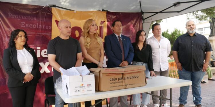 Con 100 mil firmas acuden a Palacio de Gobierno y piden a la gobernadora entreguen libros de texto