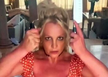 Dicen que Britney Spears se cortó tras bailar con cuchillos