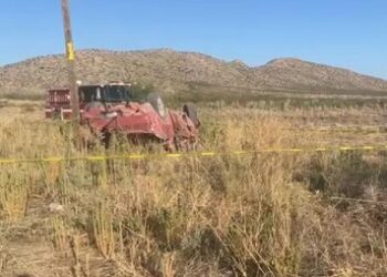 Fatal volcadura en carretera a Ojinaga; un muerto y un herido