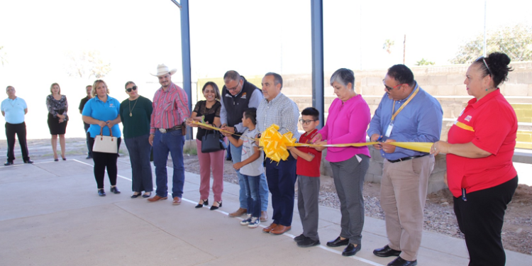 Inauguran las nuevas gradas en la Escuela Prim. “Manuel Ojinaga”
