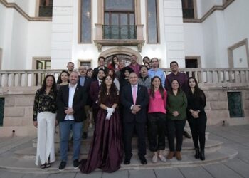 Inicia Rector Rivera Campos, actividades de la Compañía de Teatro de la UACH con la obra «Huye».