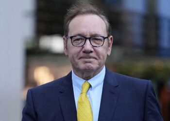 Ovacionan a Spacey en plática sobre cultura de cancelación