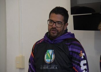 Presenta Rector Rivera Campos al nuevo entrenador del Equipo de Futbol Adelitas UACH