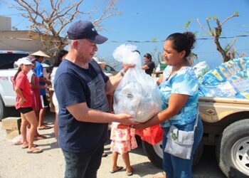 Diputado Ismael Pérez Pavía Brinda Apoyo Alimentario a Familias Afectadas por el Huracán Otis en Acapulco
