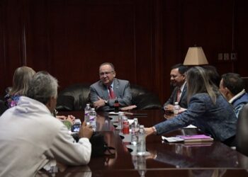 Atiende rector a comitiva de Pensionados y Jubilados de la UACH.