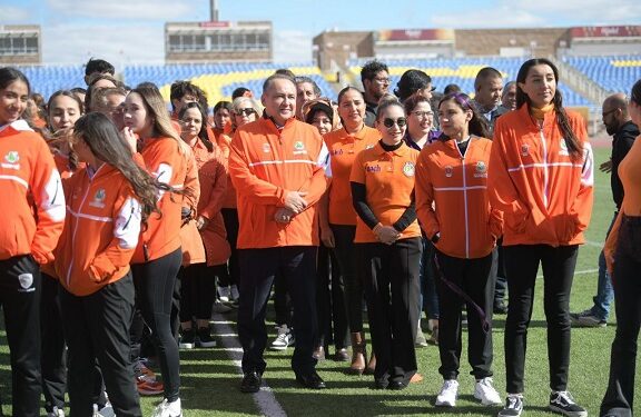 Forman moño naranja gigante en el Estadio Deportivo Universitario