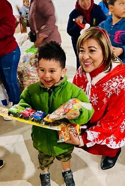 Encendió el pino navideño la Lic. Laura Mara Silva Fernández en Laguna del Rey