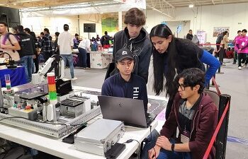 Obtienen estudiantes de la UACH premio en Robótica móvil en el 2º Campeonato Frontera Norte.