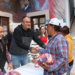 Entregan el Alcalde Andrés Ramos y el Síndico Mpal. Dr. Usmar Lara piernas y pavos navideños a trabajadores del municipio