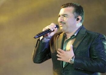 ¡El capitán Tony Melendez! el cantante se vuelve piloto de aviones