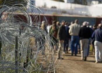 Autoriza Corte de EU retirar alambrada de púas en Texas